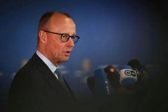 Friedrich Merz razgovara s novinarima po dolasku na sastanak u Nikoziji.