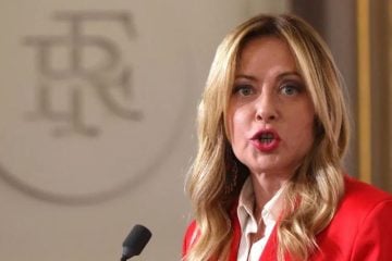 Giorgia Meloni govori na konferenciji nakon summita o Hormuškom tjesnacu u Parizu.