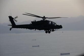 Američki helikopteri Apache jučer su nadlijetali Hormuški tjesnac u sklopu operacija u regiji.