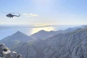 Helikopter Mi-171Sh sudjeluje u spašavanju ozlijeđene osobe u Paklenici