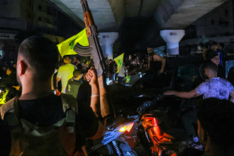 Pristaše Hezbolaha slave početak prekida vatre u južnim predgrađima Bejruta.