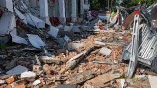 Potres u Indoneziji 7,4 - ruševine i oštećene zgrade nakon snažnog potresa 2. travnja 2026.