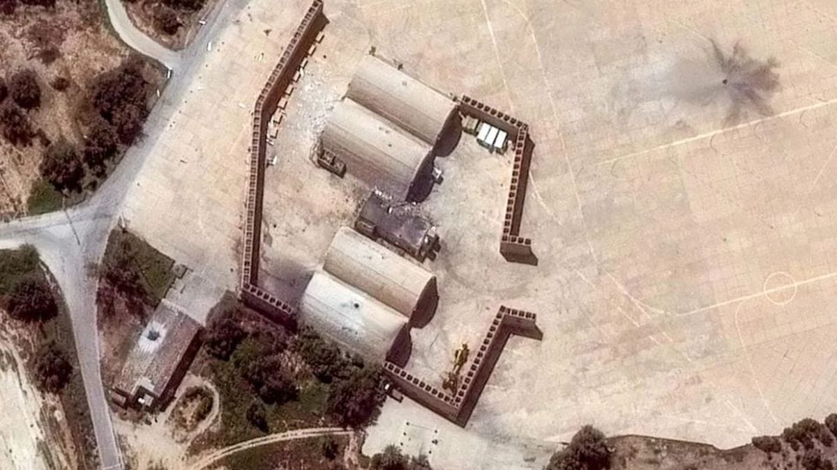 Satelitska snimka zračnih udara na skloništa za zrakoplove kod zračne luke Bushehr u Iranu 7. ožujka 2026.