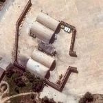 Satelitska snimka zračnih udara na skloništa za zrakoplove kod zračne luke Bushehr u Iranu 7. ožujka 2026.