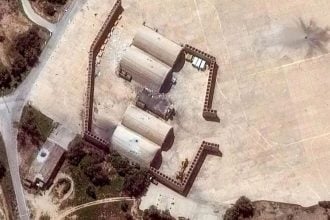 Satelitska snimka zračnih udara na skloništa za zrakoplove kod zračne luke Bushehr u Iranu 7. ožujka 2026.