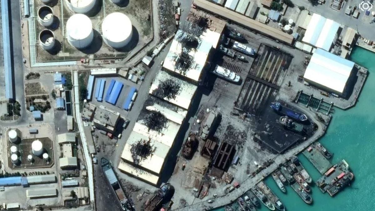 Satelitska snimka zgrada pogođenih zračnim udarima u pomorskoj bazi Bušer na jugu Irana 7. ožujka 2026.