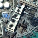 Satelitska snimka zgrada pogođenih zračnim udarima u pomorskoj bazi Bušer na jugu Irana 7. ožujka 2026.