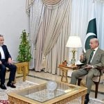 Shehbaz Sharif razgovara s Abasom Arakčijem tijekom sastanka u Islamabadu.