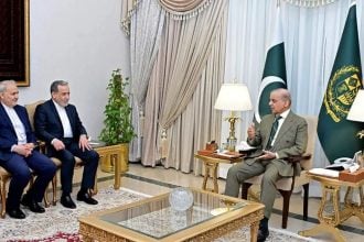 Shehbaz Sharif razgovara s Abasom Arakčijem tijekom sastanka u Islamabadu.