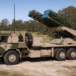 Raketni sustav PULS postavljen na vojnom kamionu na otvorenom terenu