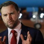 JD Vance govori medijima u zračnoj luci Ferenc Liszt u Budimpešti prije povratka u Washington