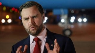 JD Vance govori medijima u zračnoj luci Ferenc Liszt u Budimpešti prije povratka u Washington