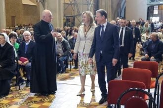 Gordan Jandroković i supruga Sonja Jandroković na uskrsnom misnom slavlju u Zagrebačkoj katedrali koje je predvodio nadbiskup Dražen Kutleša