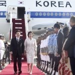 Južnokorejski predsjednik Lee Jae Myung sa suprugom Kim Hea Kyung po dolasku u zračnu luku u New Delhiju.