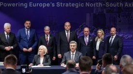 Andrej Plenković i Bojana Krišto potpisuju sporazum o Južnoj interkonekciji u Dubrovniku.