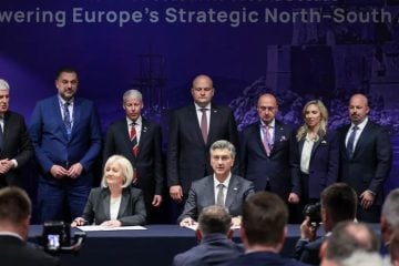 Andrej Plenković i Bojana Krišto potpisuju sporazum o Južnoj interkonekciji u Dubrovniku.