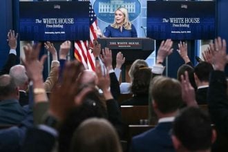 Karoline Leavitt tijekom konferencije za novinare u Bradyjevoj dvorani Bijele kuće u Washingtonu