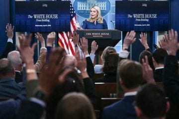 Karoline Leavitt tijekom konferencije za novinare u Bradyjevoj dvorani Bijele kuće u Washingtonu