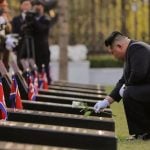 Kim Jong Un polaže cvijet na nadgrobne spomenike sjevernokorejskih vojnika u Pjongjangu.