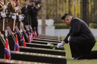 Kim Jong Un polaže cvijet na nadgrobne spomenike sjevernokorejskih vojnika u Pjongjangu.