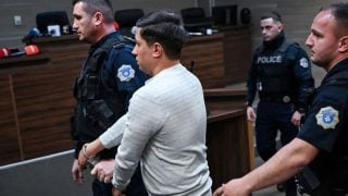 Dušan Maksimović s lisicama na rukama nakon izricanja presude u Prištini.