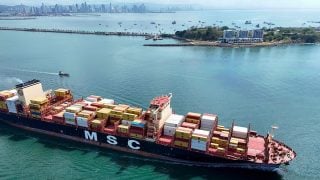 Kontejnerski brod MSC Alanya plovi pod zastavom Monrovije nakon izlaska iz Panamskog kanala u Panami Cityju.