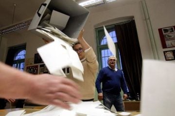 Izborni pomoćnik prazni glasačku kutiju nakon zatvaranja birališta na parlamentarnim izborima u Budimpešti.