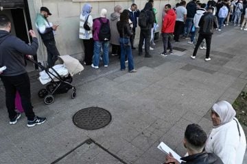 Dugačak red ljudi ispred Generalnog konzulata Kraljevine Maroko u Bilbau u Španjolskoj.