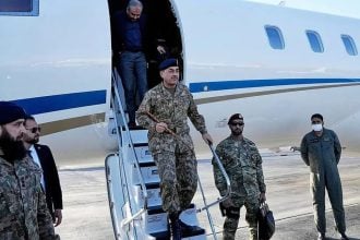 Asim Munir izlazi iz zrakoplova po dolasku u zračnu luku u Teheranu.