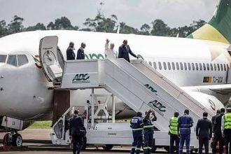 Papa Lav XIV. maše po dolasku u zračnu luku Bamenda tijekom apostolskog putovanja po Africi.