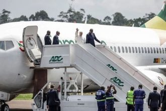 Papa Lav XIV. maše po dolasku u zračnu luku Bamenda tijekom apostolskog putovanja po Africi.