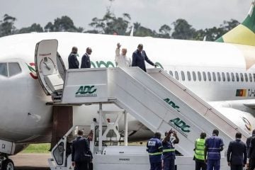 Papa Lav XIV. maše po dolasku u zračnu luku Bamenda tijekom apostolskog putovanja po Africi.