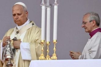 Papa Lav XIV. (lijevo) njiše kadionicu dok predvodi svetu misu u Kilambi, sedmoga dana jedanaestodnevnog apostolskog putovanja po Africi, 19. travnja 2026.