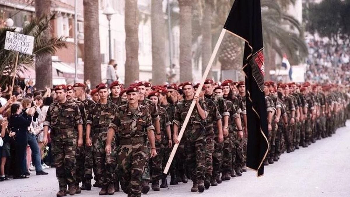 Andrija Matijaš Pauk predvodi mimohod 4. gardijske brigade Pauci u Splitu