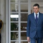 Španjolski premijer Pedro Sanchez izlazi kako bi dočekao ukrajinskog predsjednika u palači Moncloa u Madridu 18. ožujka 2026.