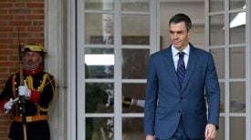 Španjolski premijer Pedro Sanchez izlazi kako bi dočekao ukrajinskog predsjednika u palači Moncloa u Madridu 18. ožujka 2026.