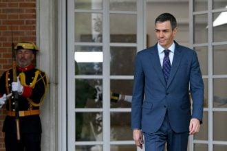 Španjolski premijer Pedro Sanchez izlazi kako bi dočekao ukrajinskog predsjednika u palači Moncloa u Madridu 18. ožujka 2026.