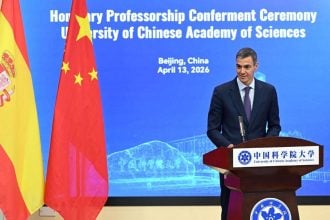Pedro Sanchez drži govor u Pekingu nakon primitka počasne titule Kineske akademije znanosti.