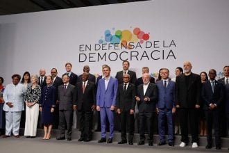 Pedro Sanchez sa sudionicima susreta u obranu demokracije u Barceloni 18. travnja 2026.