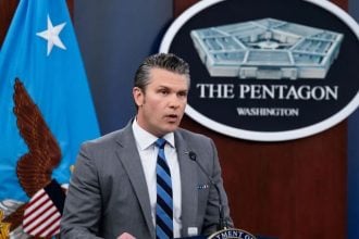 Pete Hegseth govori na konferenciji za novinare u Pentagonu u Washingtonu.