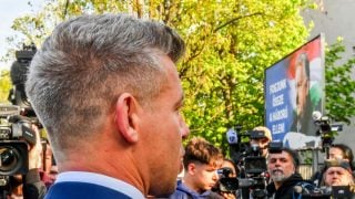 Peter Magyar razgovara s novinarima nakon glasanja na biračkom mjestu u Budimpešti tijekom izbora u Mađarskoj.