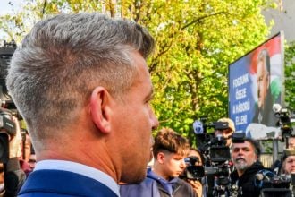 Peter Magyar razgovara s novinarima nakon glasanja na biračkom mjestu u Budimpešti tijekom izbora u Mađarskoj.