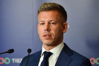 Peter Magyar daje izjavu u Budimpešti tijekom parlamentarnih izbora u Mađarskoj.