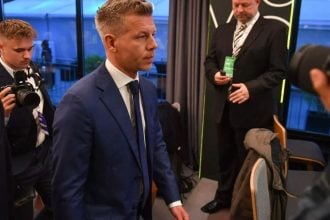 Peter Magyar dolazi dati izjavu u Budimpešti tijekom parlamentarnih izbora u Mađarskoj.