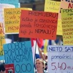 Okupljanje prosvjednika kod HNK-a na prosvjedu za veće plaće i mirovine u Zagrebu.