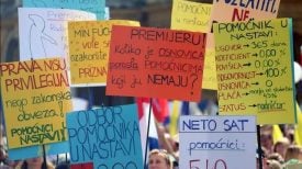 Okupljanje prosvjednika kod HNK-a na prosvjedu za veće plaće i mirovine u Zagrebu.