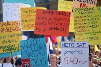 Okupljanje prosvjednika kod HNK-a na prosvjedu za veće plaće i mirovine u Zagrebu.