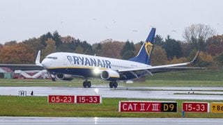 Putnički zrakoplov Ryanair na mokroj pisti