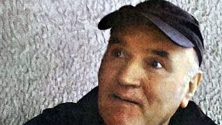 Arhivska fotografija Ratka Mladića tijekom privođenja u Beogradu 26. svibnja 2011.