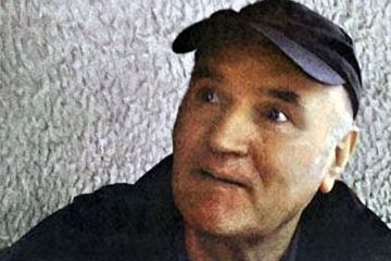 Arhivska fotografija Ratka Mladića tijekom privođenja u Beogradu 26. svibnja 2011.
